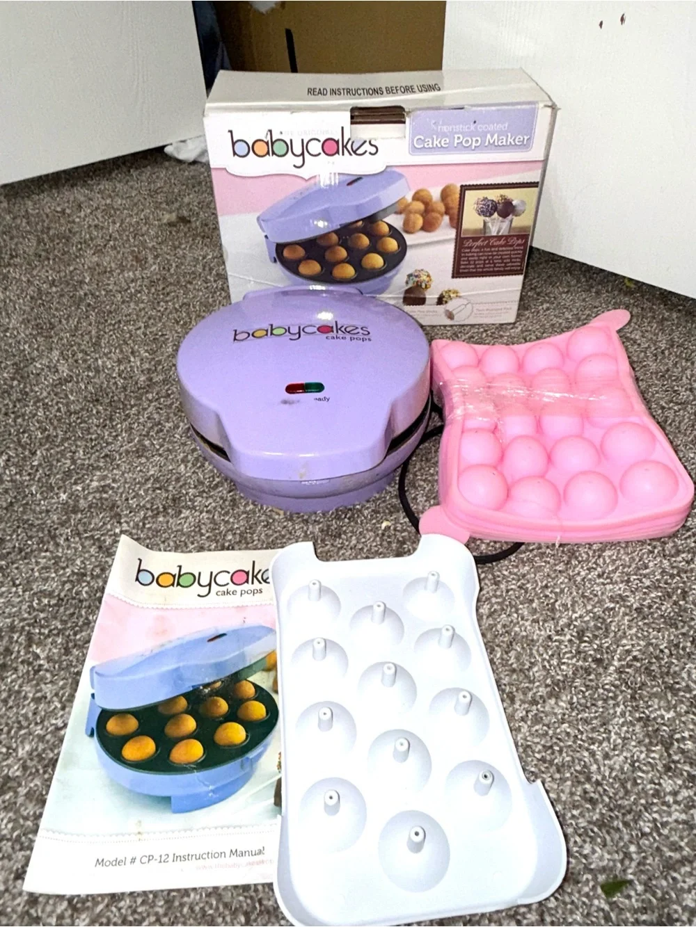 Baby Cakes Cake Pops maker & silicone molds